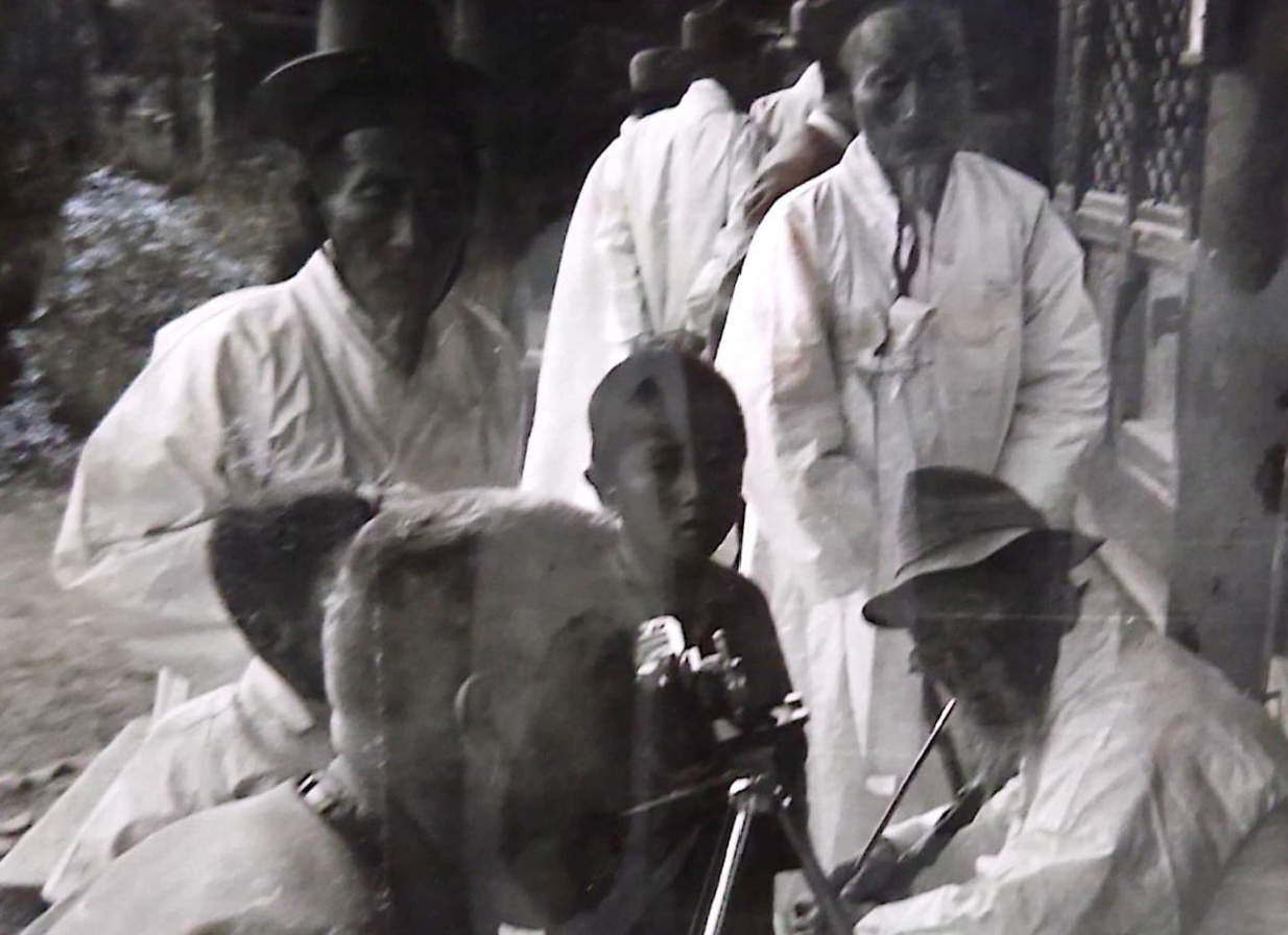This picture depicts civilians, who are believed to be Korean.